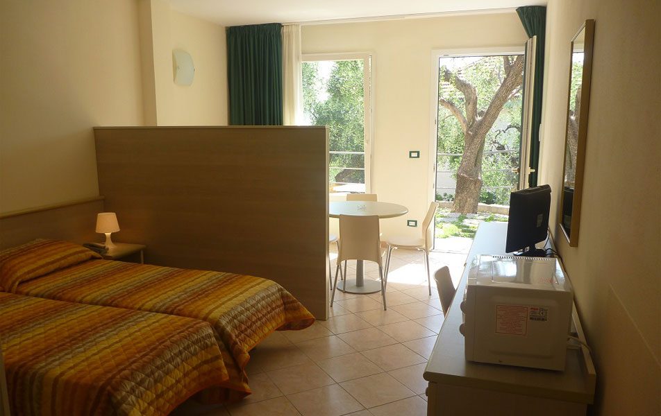 Holiday apartments for 2-4 people: living and sleeping area | Villaggio Borgoverde Imperia