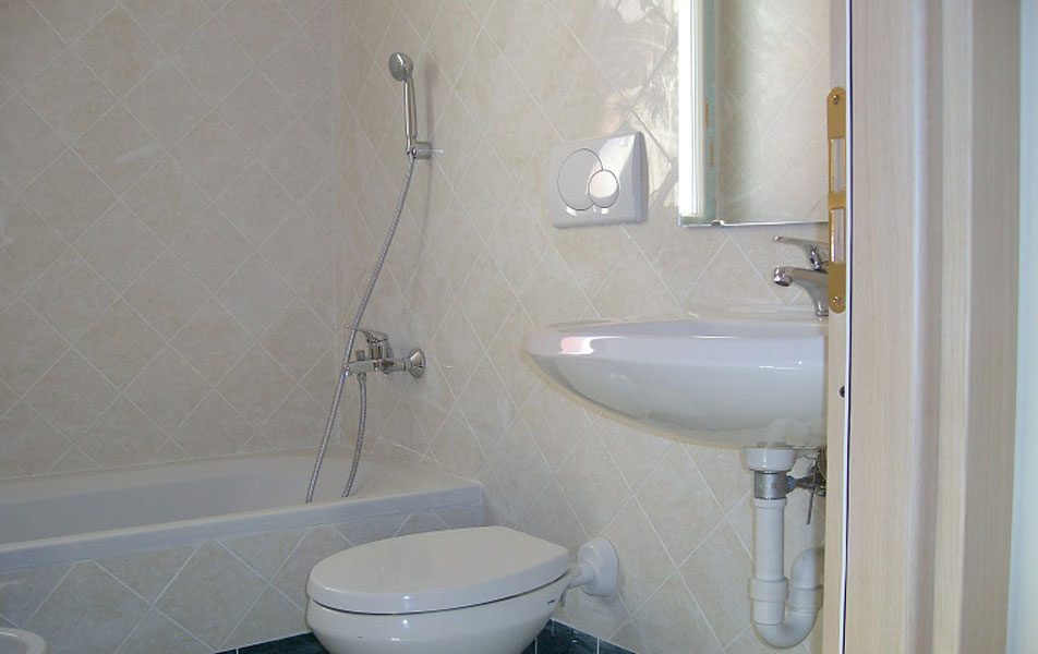 Holiday apartments for 2-4 people: bathroom | Villaggio Borgoverde Imperia