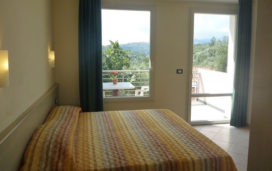 Holiday apartments for 2-6 people: double bedroom | Villaggio Borgoverde Imperia